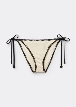 Bikinihose mit schmalen Bändchen Bicolor Embroidery