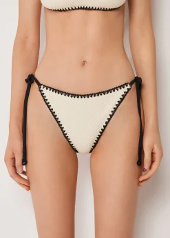 Bikinihose mit schmalen Bändchen Bicolor Embroidery