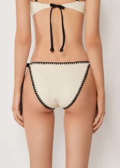 Bikinihose mit schmalen Bändchen Bicolor Embroidery