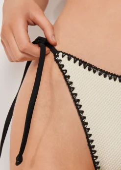 Bikinihose mit schmalen Bändchen Bicolor Embroidery