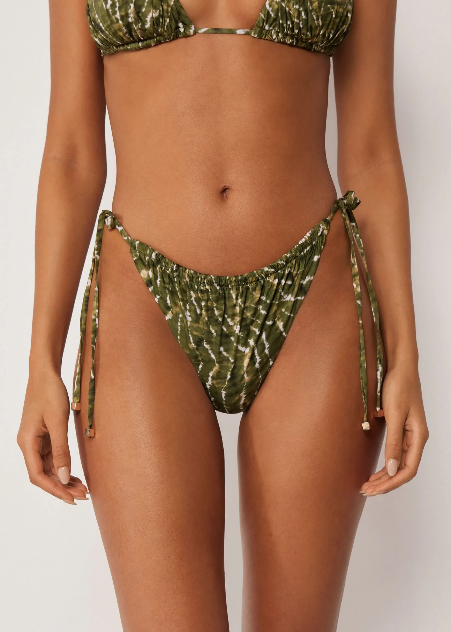 Brazilian-Bikinihose mit schmalen Bändchen Natural Tie-Dye
