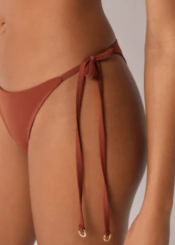Brazilian-Bikinihose mit schmalen Bändchen Premium Fit