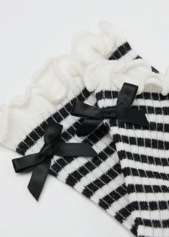 Gestreifte Socken mit Schleife