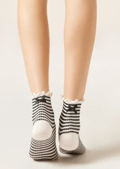 Gestreifte Socken mit Schleife