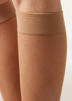 Halbtransparente knielange Socken mit Rautenmuster