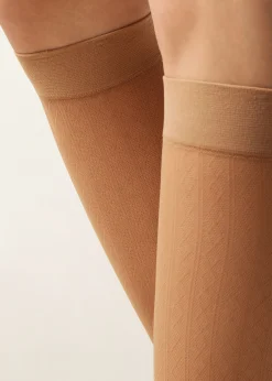 Kniehohe Socken mit Rautenmuster