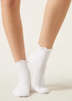 Kurze gerippte Socken mit romantischem Rand