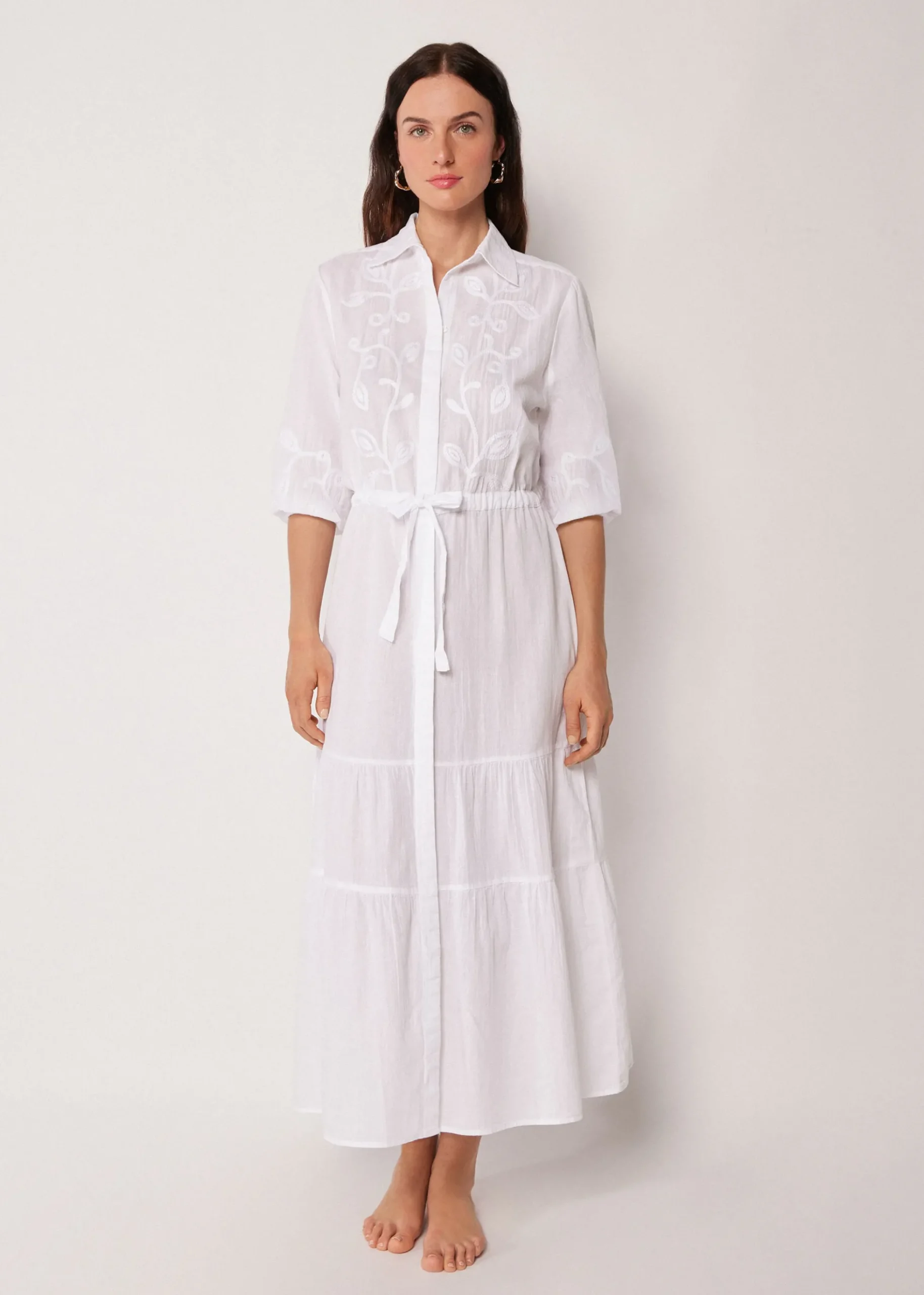 Langes Kleid mit Stickerei