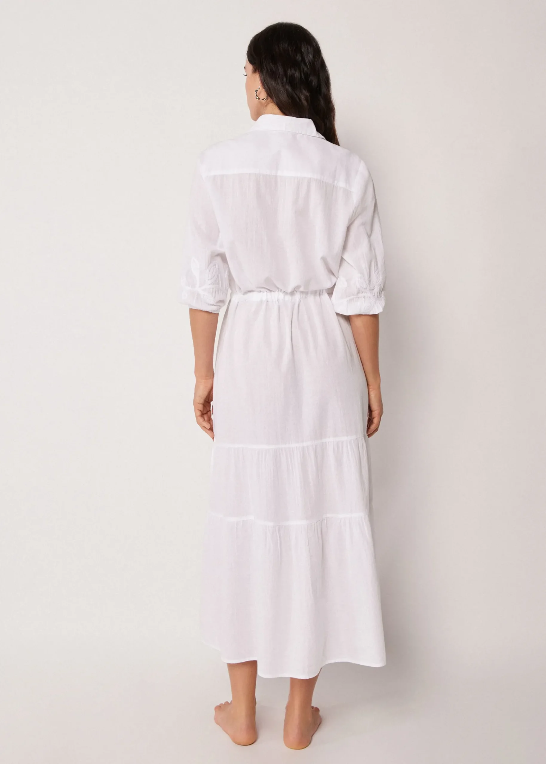 Langes Kleid mit Stickerei