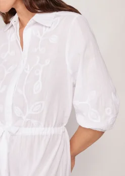 Langes Kleid mit Stickerei
