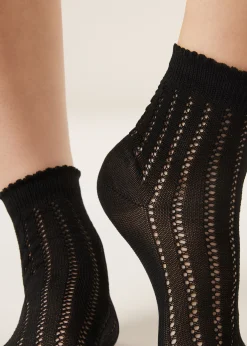 Socken mit Lochmuster
