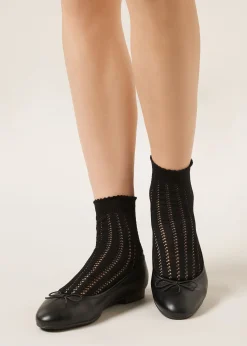 Socken mit Lochmuster