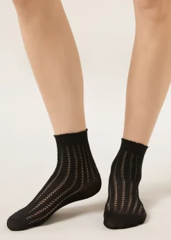 Socken mit Lochmuster