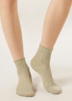 Socken mit Lochmuster
