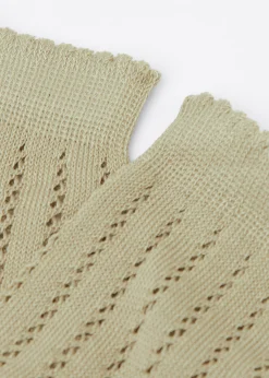 Socken mit Lochmuster